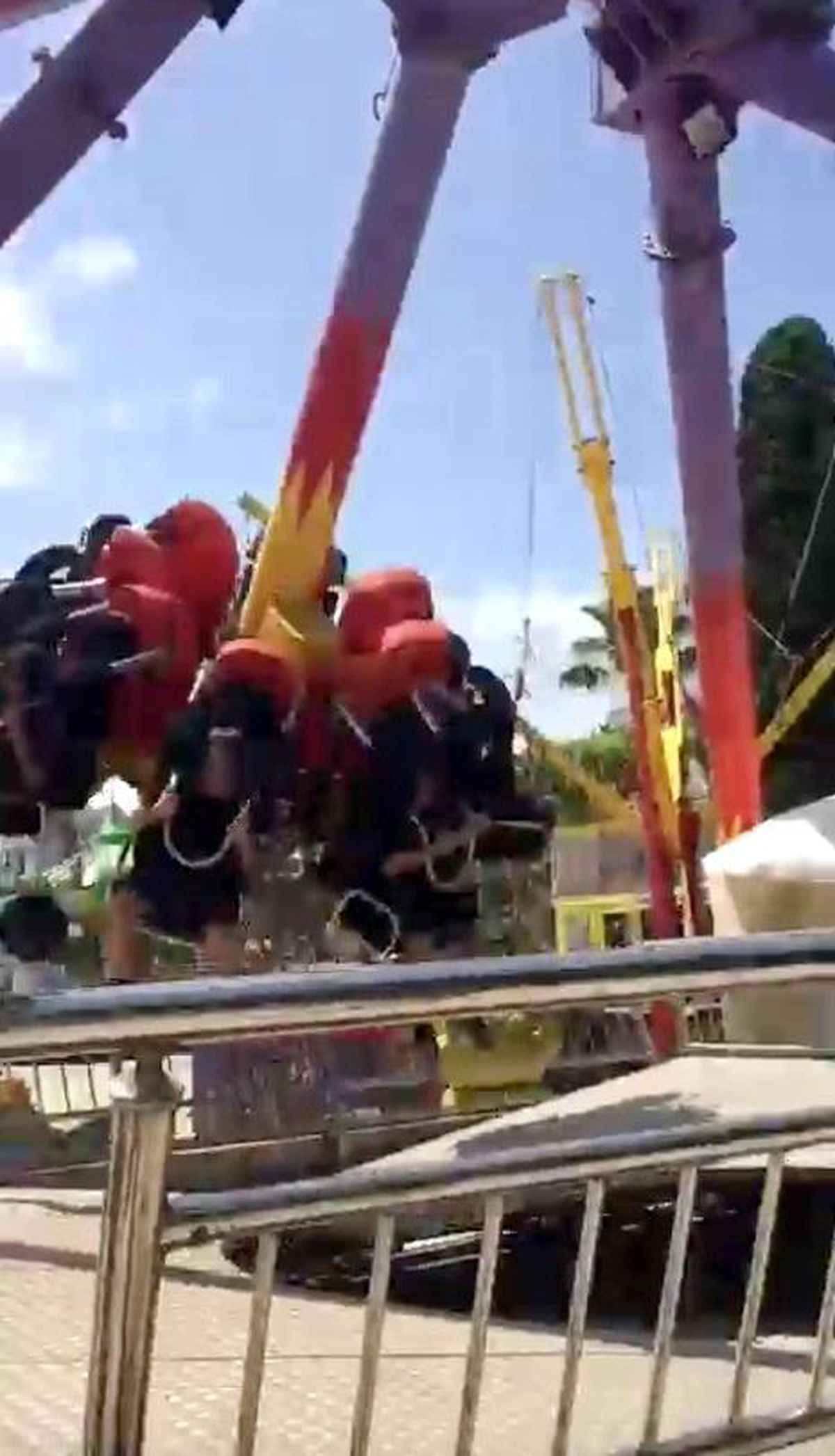Antalya\'da lunaparktaki salıncağın platformdan çıktığı anlar cep telefonu kamerasında
