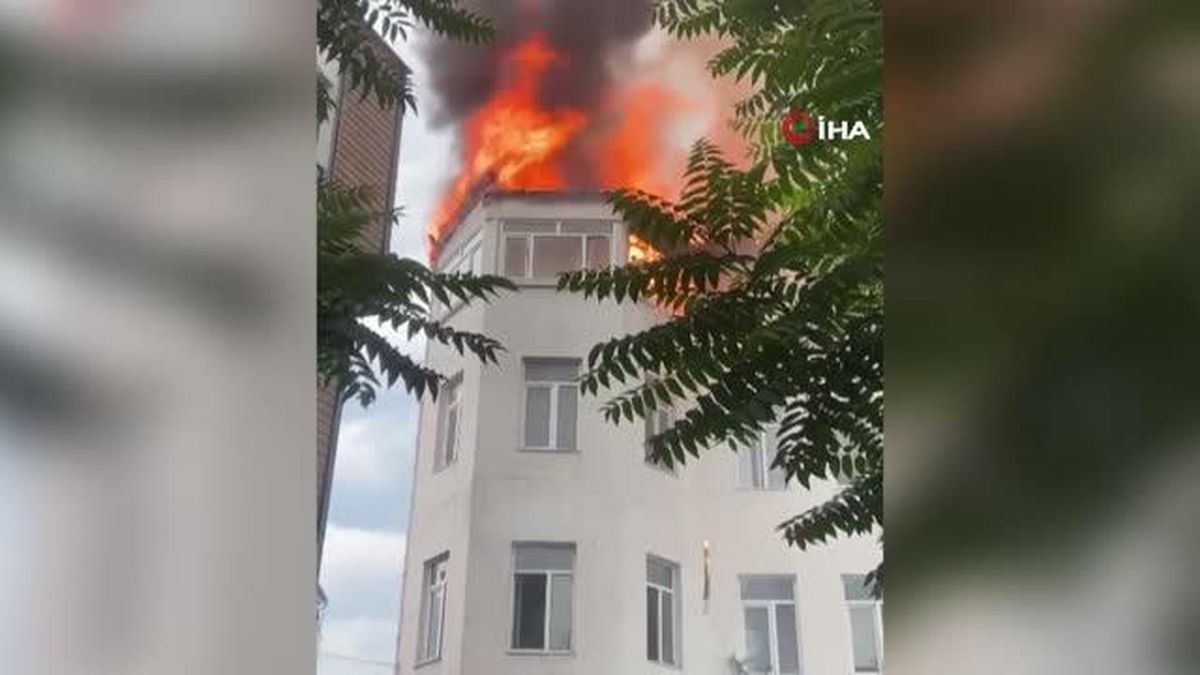 Apart olarak kullanılan bina alevlere teslim oldu