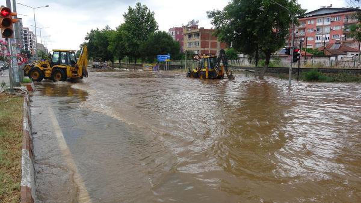 Aydın\'da sağanak; yollar göle döndü, tarım arazileri su altında kaldı