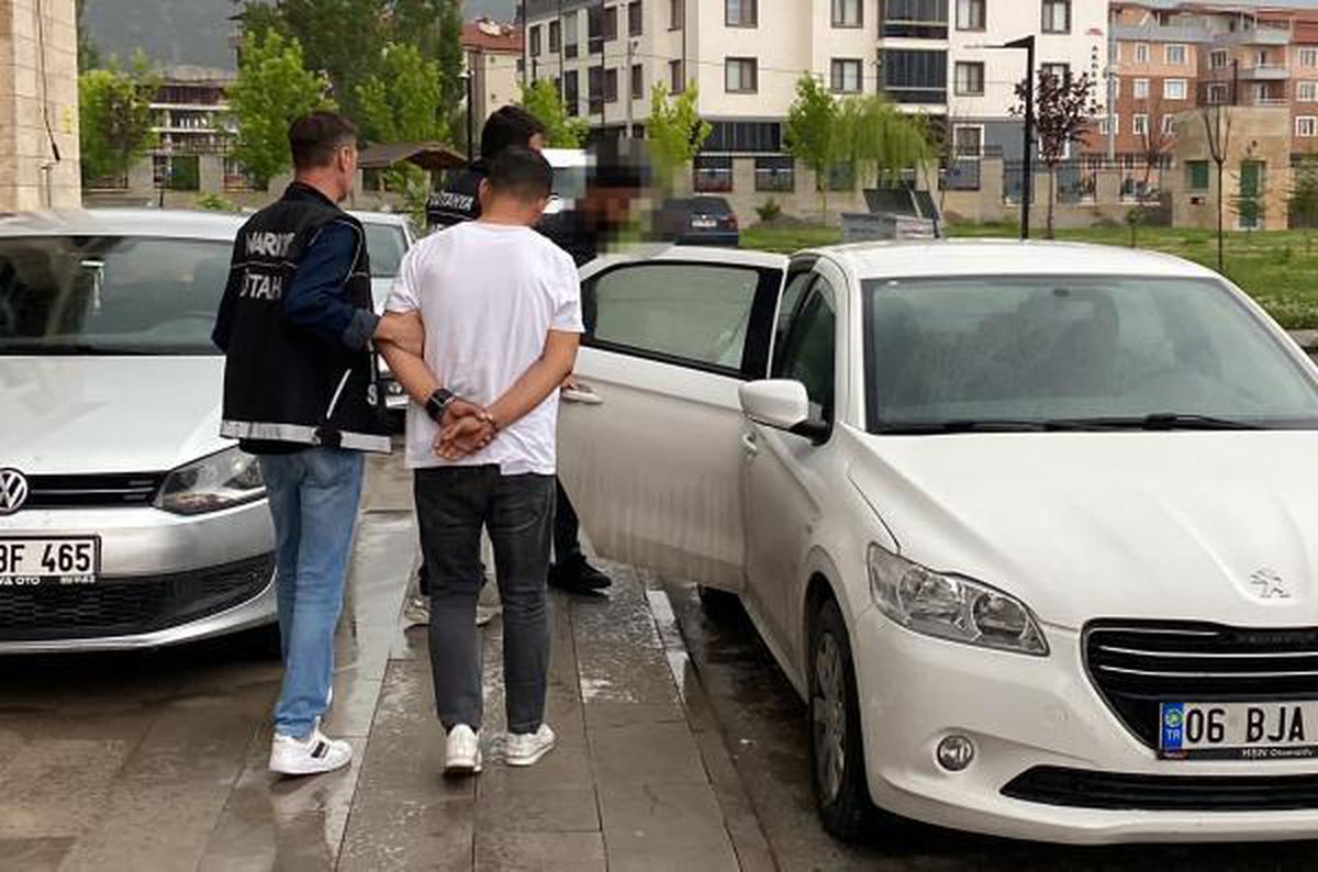 Bakkalın veresiye defterinin arasında ve kol saatinde uyuşturucu ele geçti
