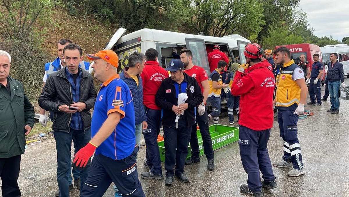 Balıkesir\'de minibüs ile kamyon çarpıştı, 6 kişi öldü, 12 kişi yaralandı