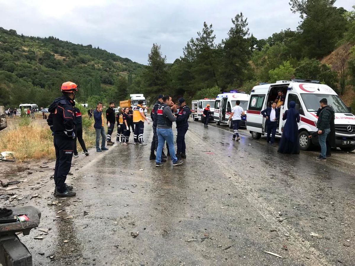 Balıkesir\'e düğüne giderken kaza yaptılar