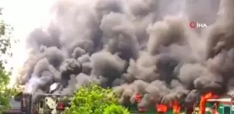 Bangladeş'te tren alev alev yandı