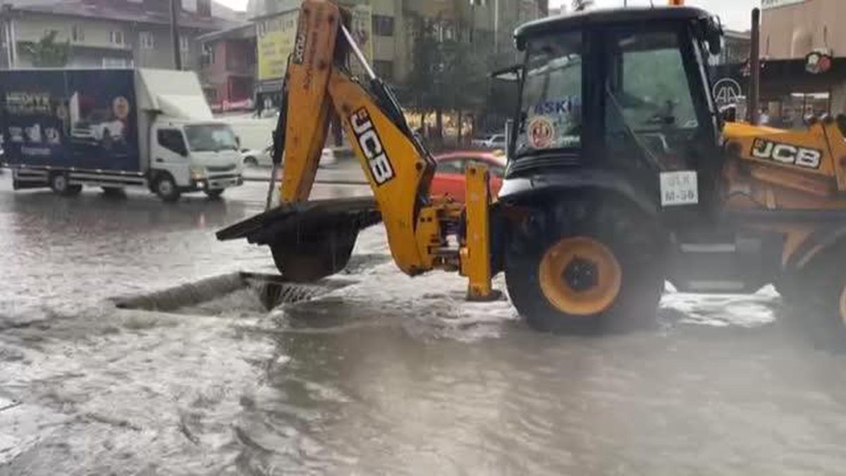 Başkentte aniden bastıran sağanak hayatı olumsuz etkiledi (4)