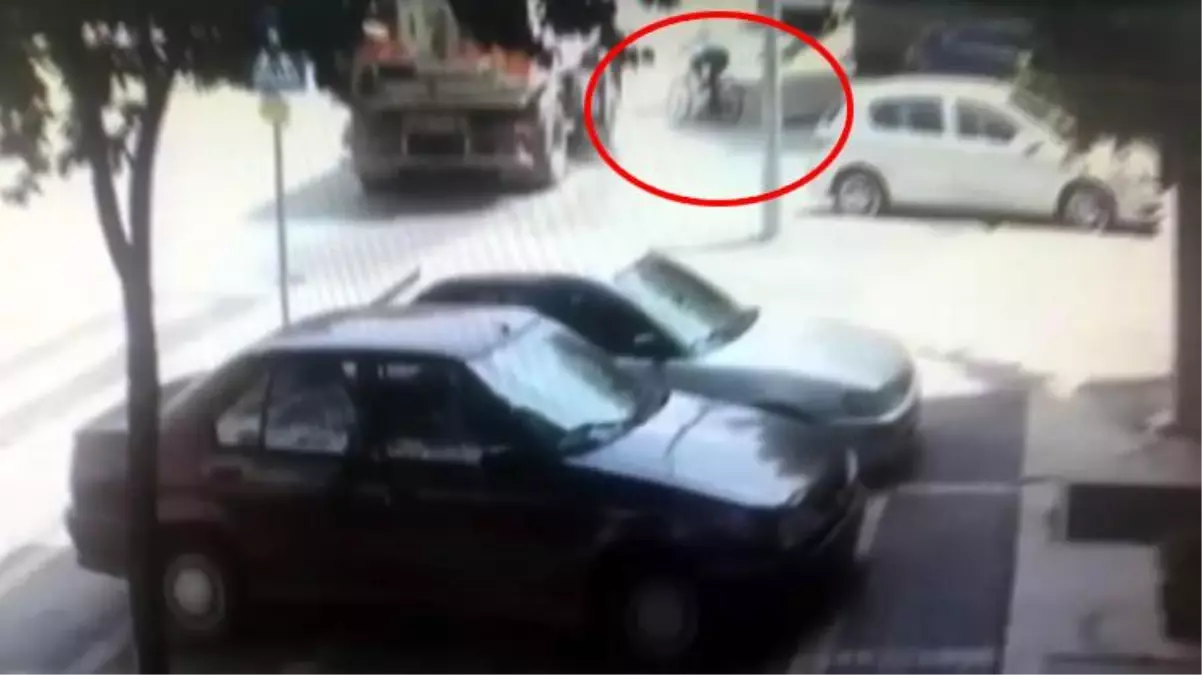 Temizlik aracının altında kalan bisikletli kişi hayatını kaybetti! O anlar güvenlik kamerasına yansıdı