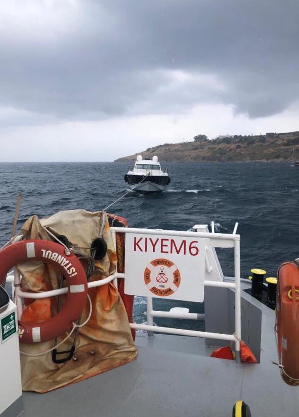 Bodrum\'da karaya oturan tekne, kıyı emniyeti ekiplerince marinaya çekildi