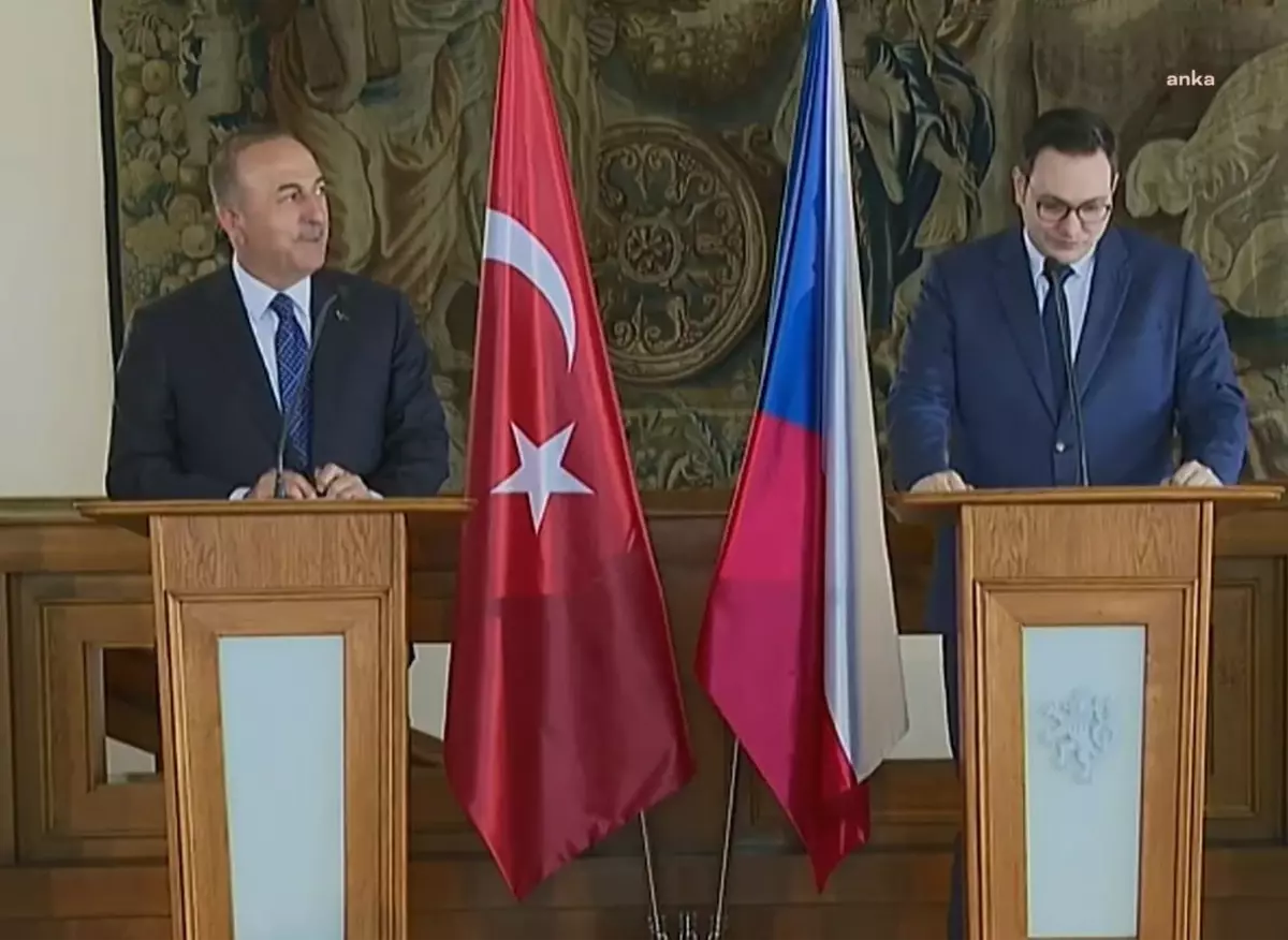 Dışişleri Bakanı Mevlüt Çavuşoğlu, İtalya'da 4 Türk'ün içinde bulunduğu kayıp helikopterin akıbetine yönelik, 'Biraz önce haber geldi.