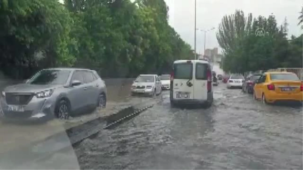 Celal Bayar Bulvarında araçlar su birikintisinde zorlukla ilerledi