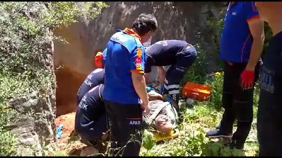 Çıktığı kayalıktan düşüp yaralandı, ekipler seferber oldu