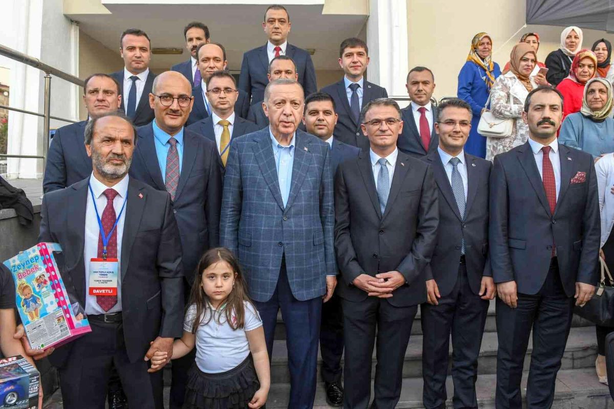 Cumhurbaşkanı Erdoğan\'dan Van Valiliğine ziyaret