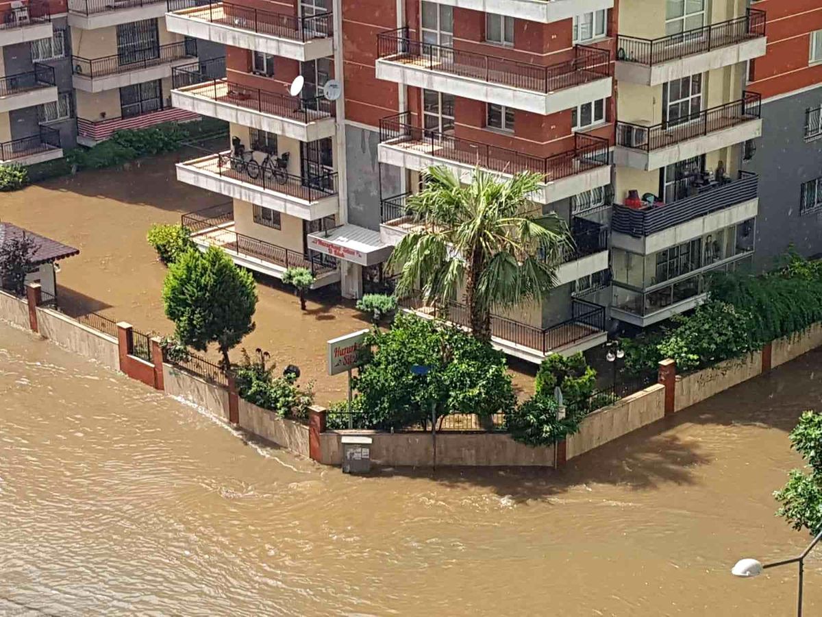 Dakikada yaklaşık 1.5 kilogram yağış düşen Aydın\'da yağmur sonrası manzaralar