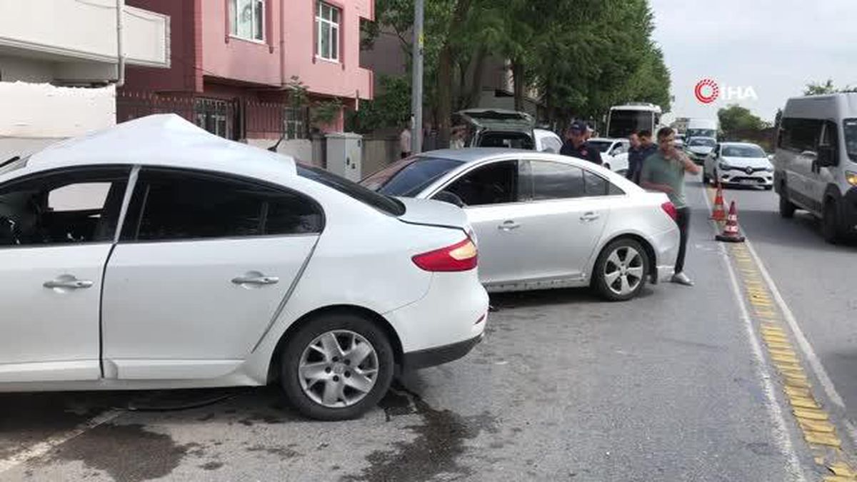 Direksiyon hakimiyetini kaybeden sürücü, otomobile çarptı: 2 yaralı