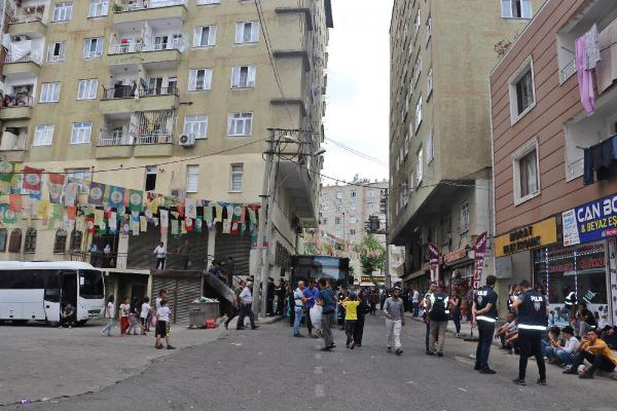 Diyarbakır\'da terör örgütü lehine slogan atarak yürüyüş yapan gruptan 12 şüpheliye gözaltı