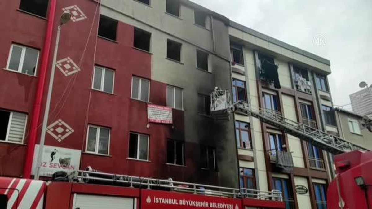 Esenyurt'ta mobilyacıda çıkan yangın söndürüldü