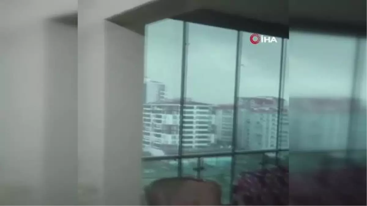 Fırtınaya dayanamayan çatı böyle uçtu