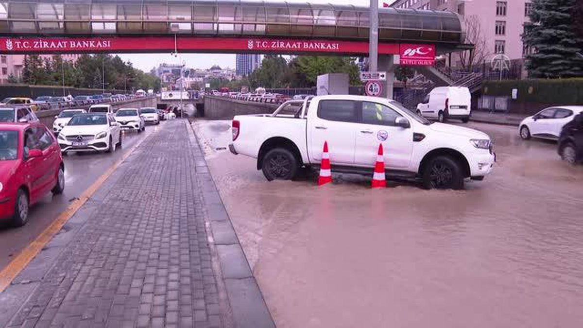 Genelkurmay Kavşağı alt geçidi ve Fatih Köprüsü altında su birikintisi oluştu