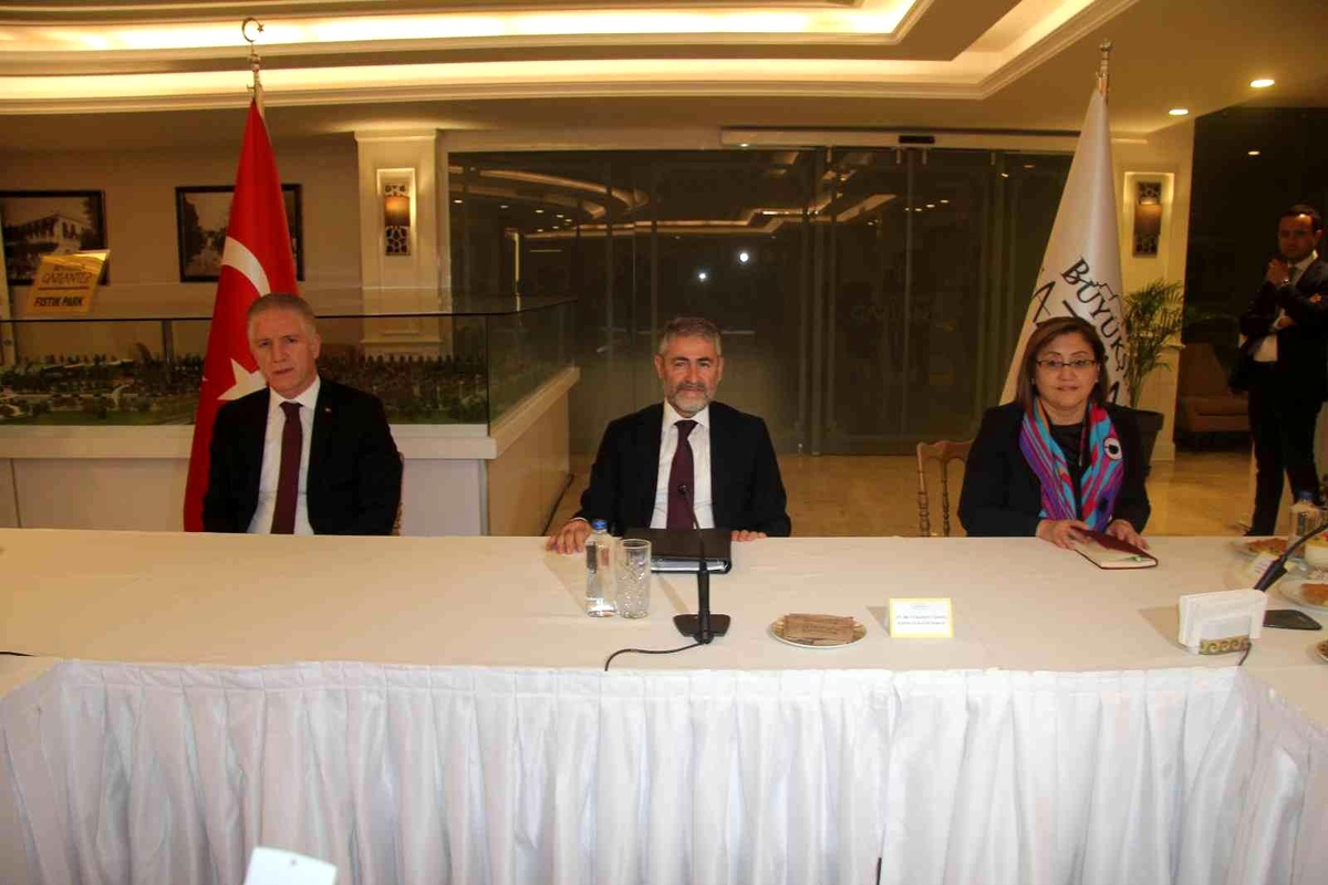 Hazine ve Maliye Bakanı Nebati\'den Gaziantep Büyükşehir Belediyesini ziyaret
