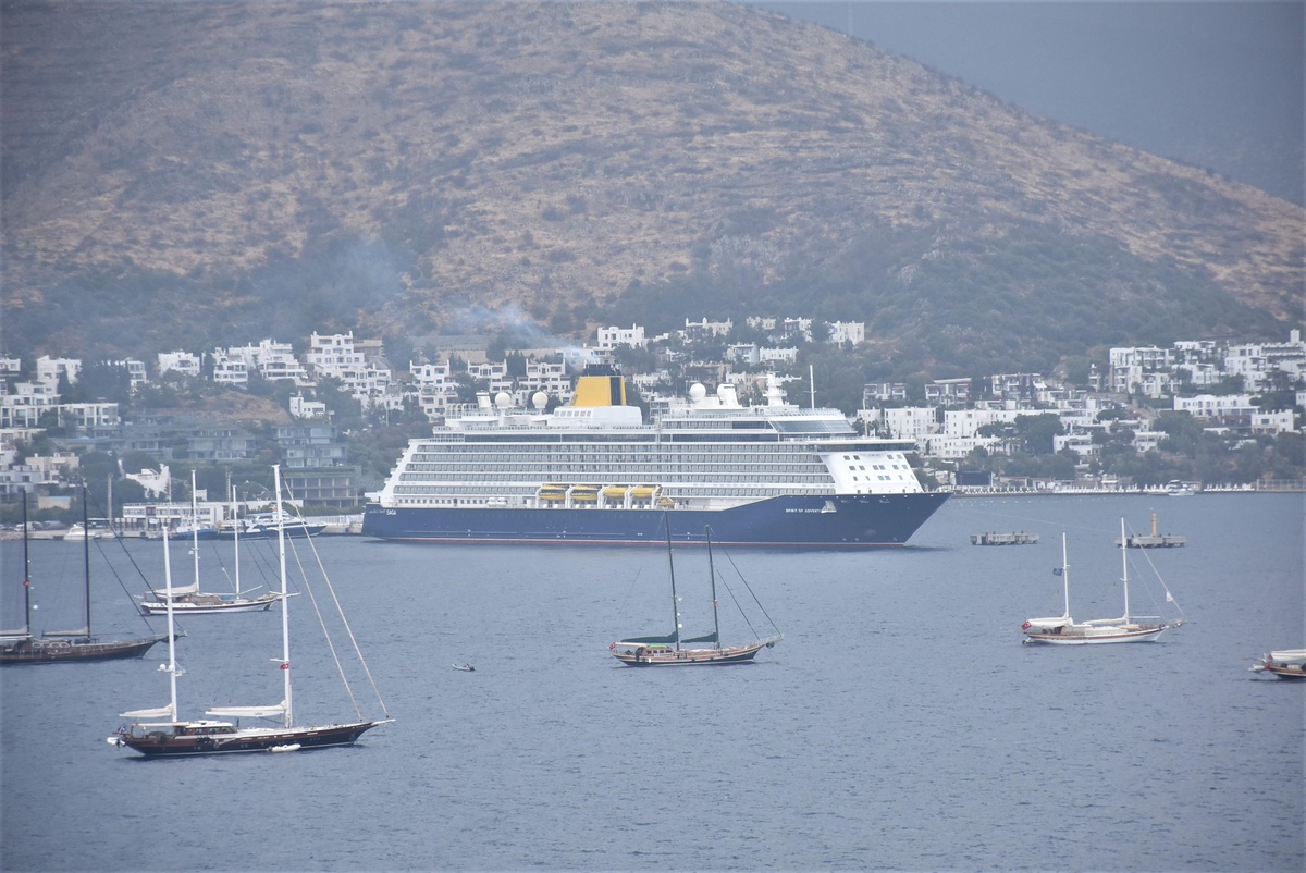 İngiliz bayraklı yolcu gemisi "Spirit of Adventure" Bodrum\'a demir attı