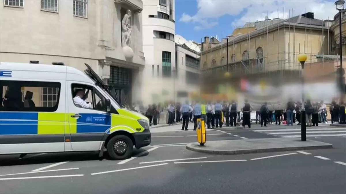 Londra\'da PKK yandaşları yürüyüş düzenledi, Bozkurt işareti yapan bir Azerbaycan Türkü\'ne ise saldırdı