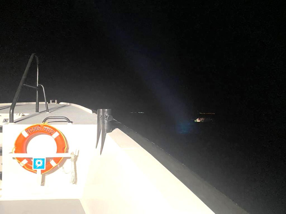 İzmir açıklarında 44 göçmen kurtarıldı