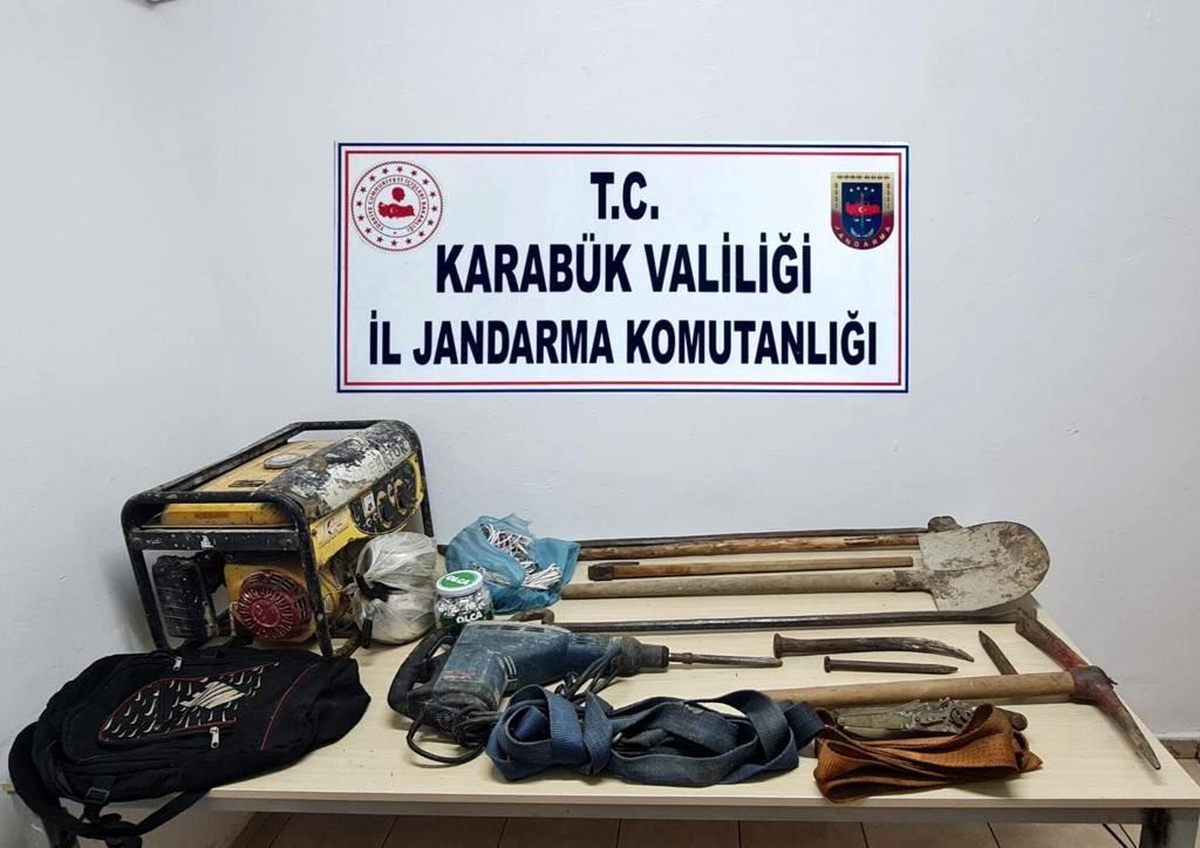 Kaçak kazı yapan 4 kişi suçüstü yakalandı