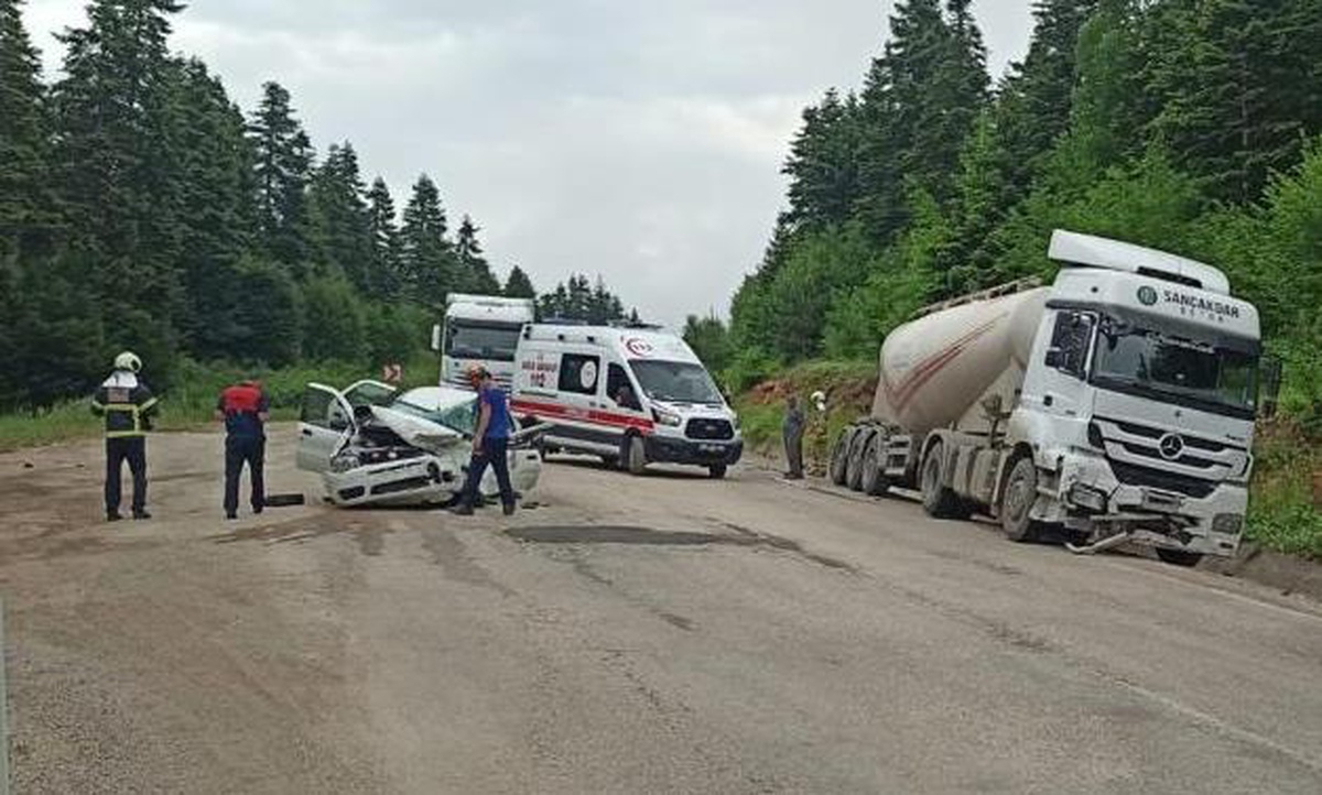 Karabük\'te tırla otomobilin çarpıştığı kazada 2 kişi yaralandı