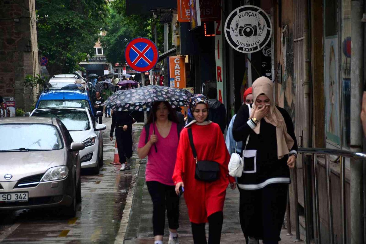 Kocaelililer güne yağmurla uyandı