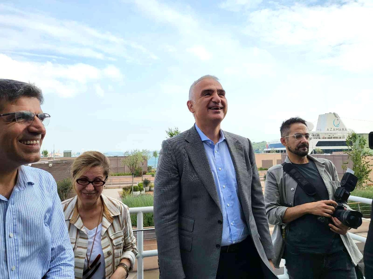 Kültür ve Turizm Bakanı Ersoy, \'Hafıza Mekanları, Müzeler: Mimari ve Sergileme\' adlı sergiyi gezdi