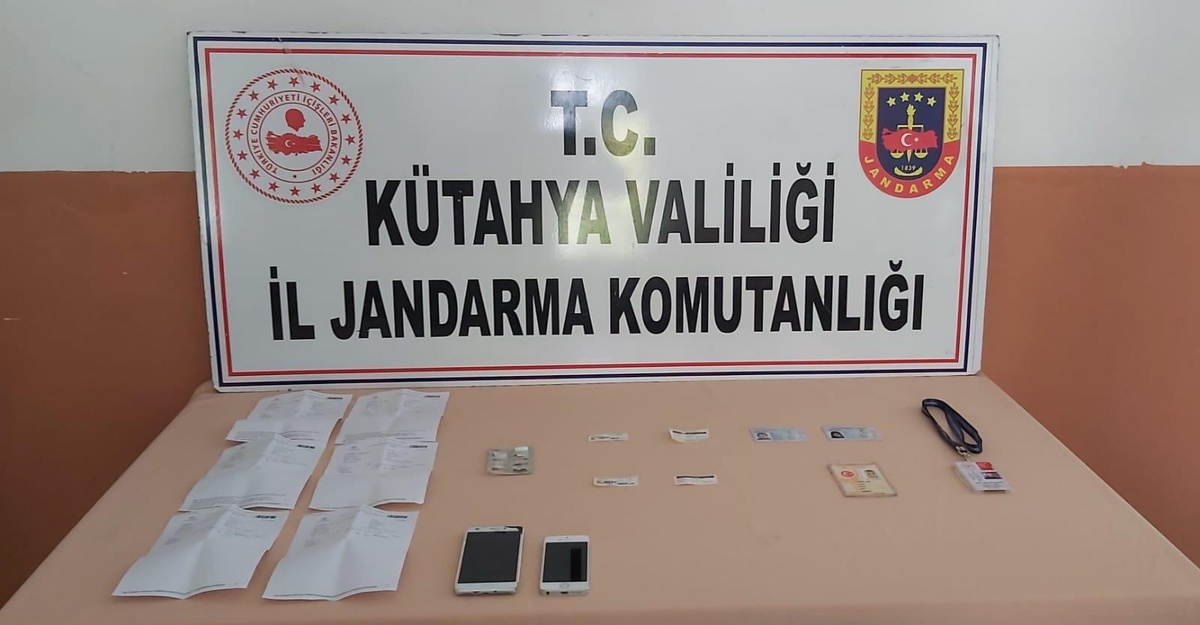 Kütahya\'da renkli reçete operasyonunda gözaltına alınan 3 şüpheli tutuklandı