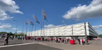 Lüksemburg-Türkiye maçını izlemeye gelen Türk taraftarlar şehir turu yaptı