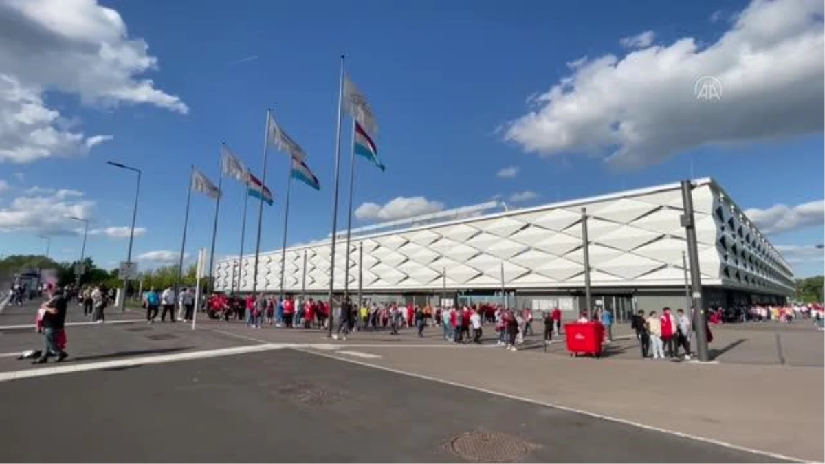 Lüksemburg-Türkiye maçını izlemeye gelen Türk taraftarlar şehir turu yaptı