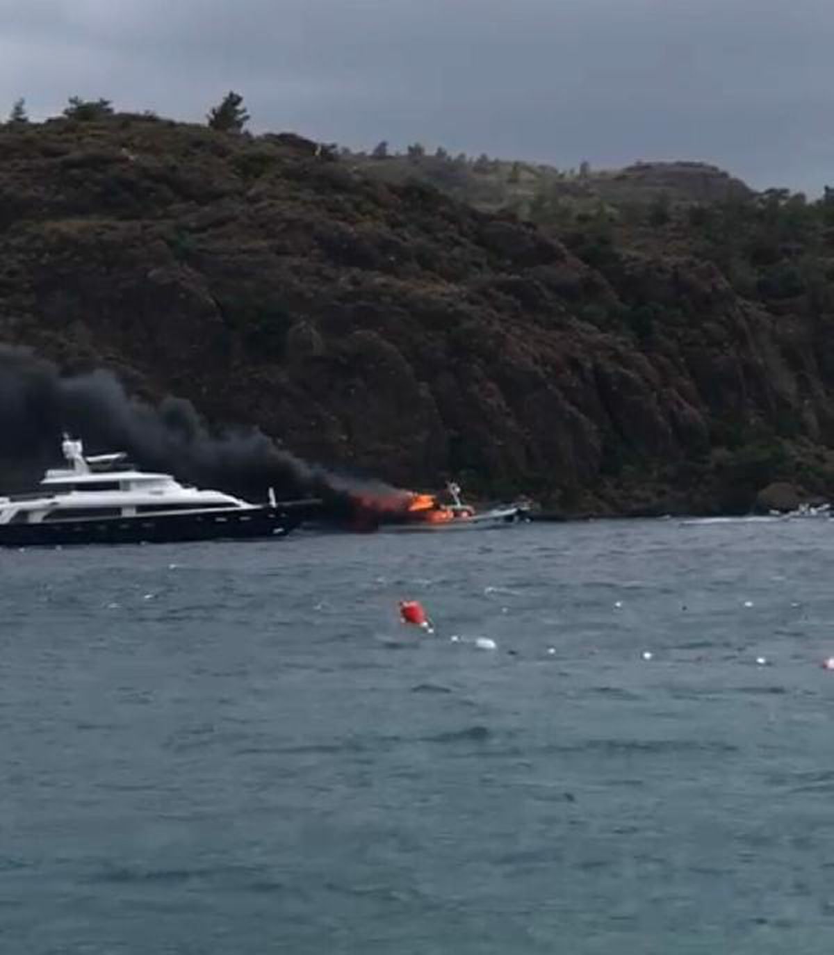 Marmaris\'te marinada bağlı yat yandı