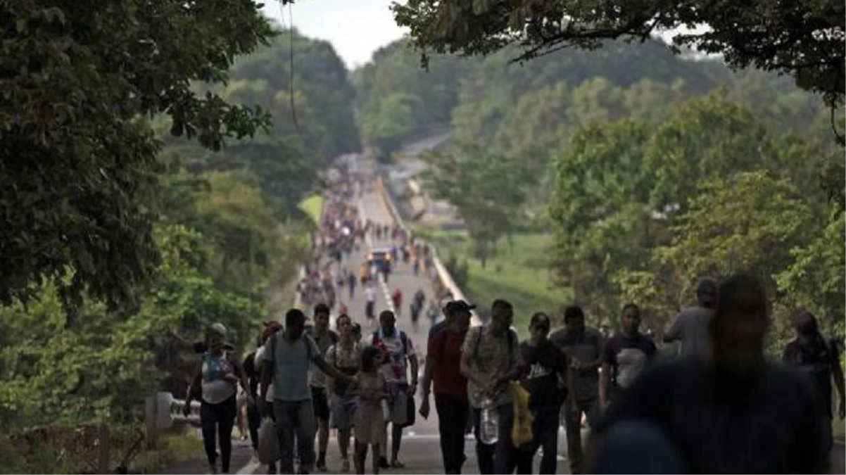 Güvenlik güçleri engel olamadı! Meksika\'dan yola çıkan 15 bin kişilik göçmen kafilesi ABD\'ye ulaşmaya çalışıyor