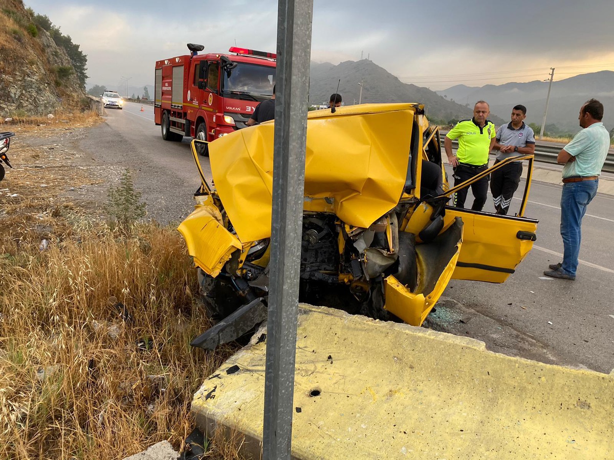 Muğla\'da beton bariyerlere çarpan otomobilin sürücüsü ağır yaralandı