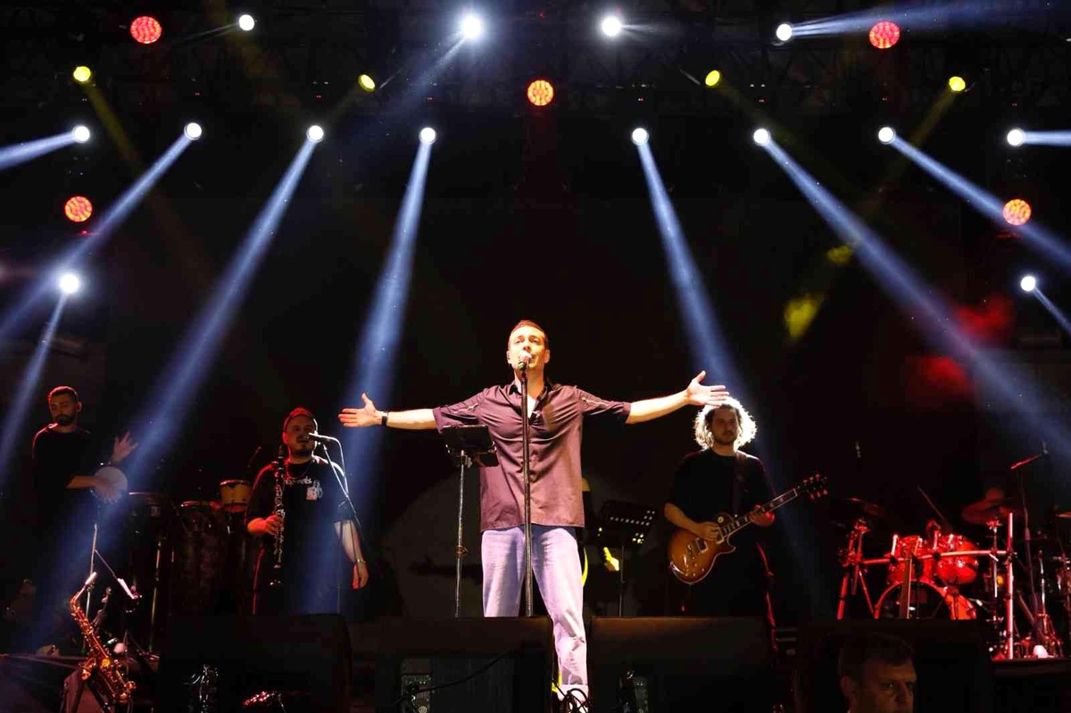 Oğuzhan Koç sevenlerine unutulmaz bir gece yaşattı