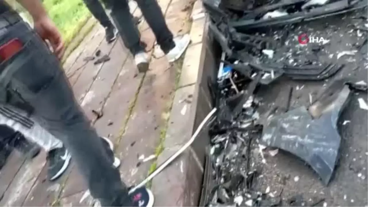 Otomobil karşı şeritten gelen otomobil ile çarpıştı: 3 yaralı