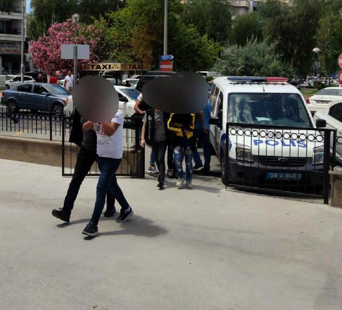 Otomobilde uyuşturucuyla yakalanan 4 şüpheliden 1\'i tutuklandı