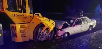 Park halindeki silindire çarpan otomobilin sürücüsü yaralandı