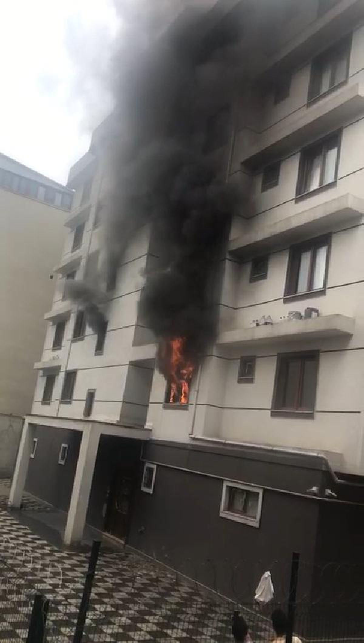 Pendik\'te yangın çıkan daire alev alev yandı