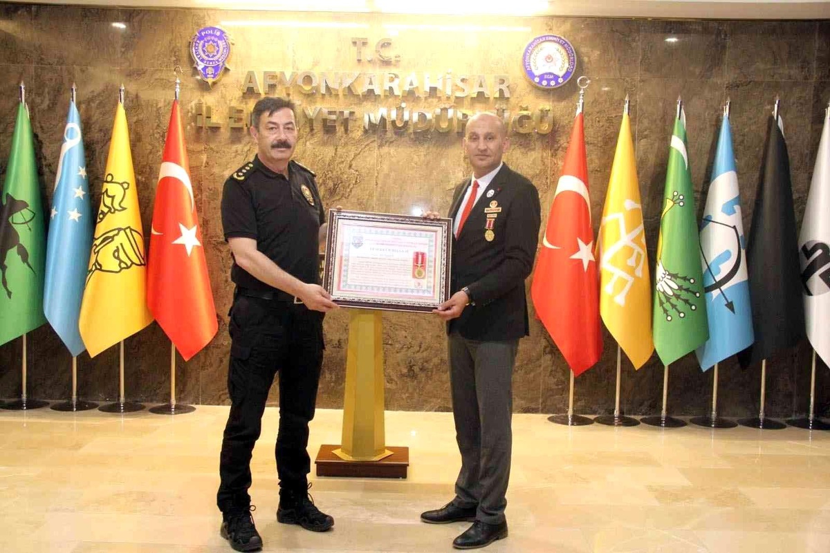 Afyonkarahisar\'da şehit aileleri ve gazilerden Emniyet Müdürü Temiz\'e ziyaret