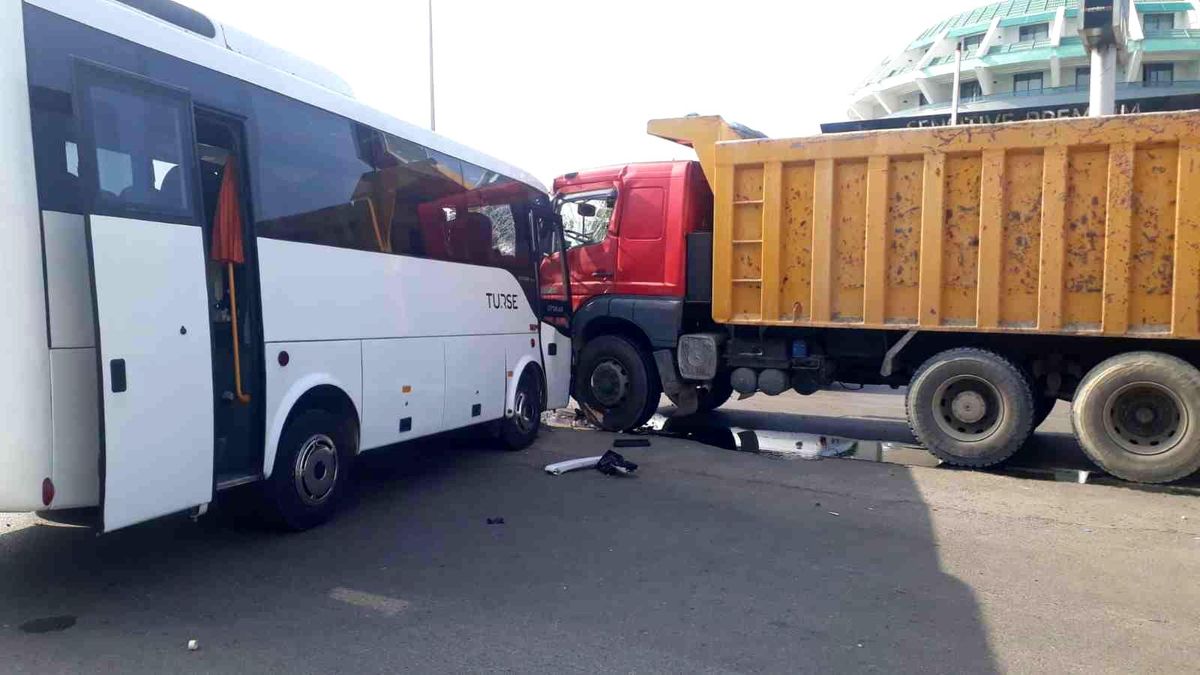 Tur midibüsü ile kamyon çarpıştı: 2 yaralı