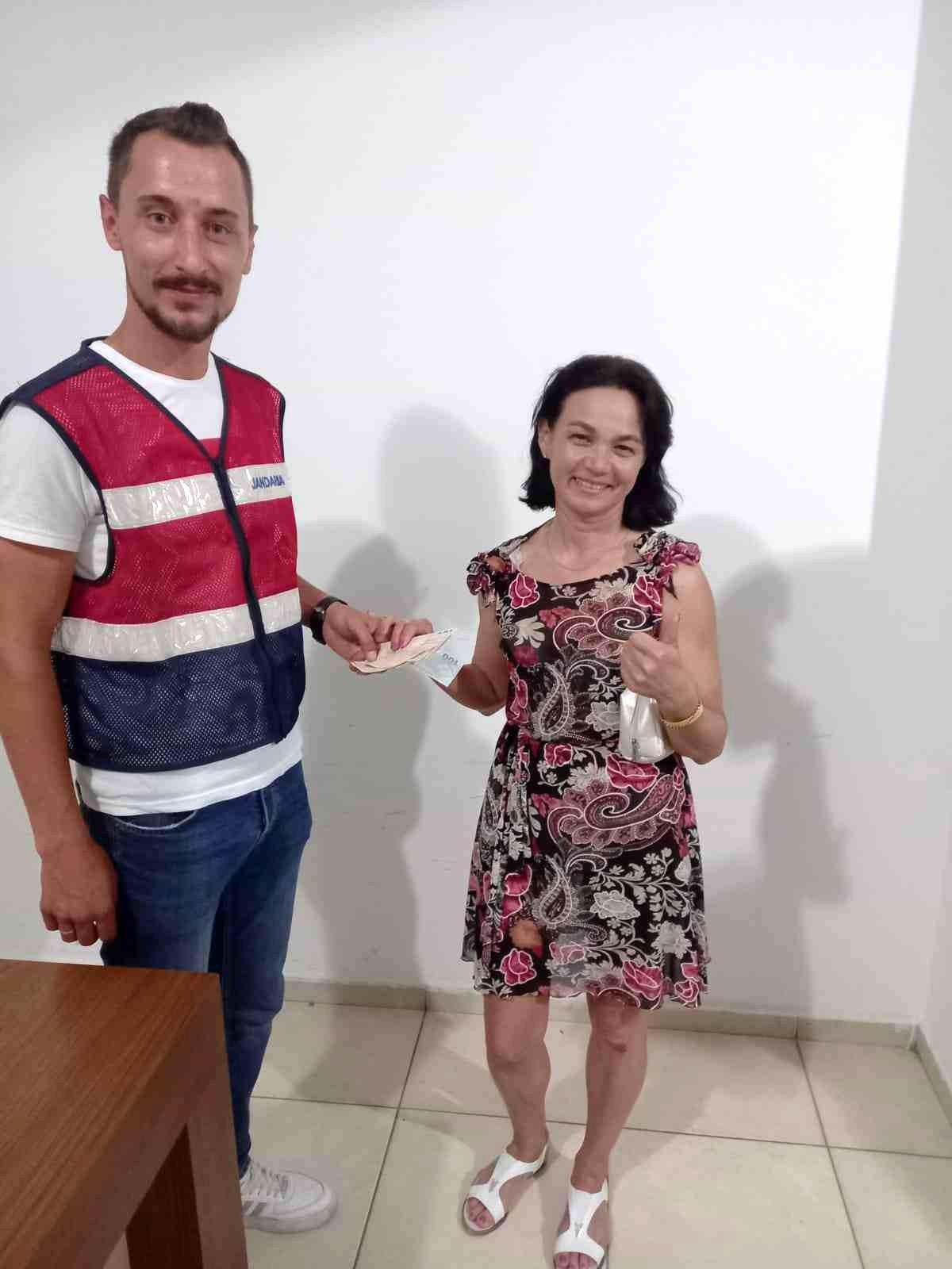 Turistin 800 TL\'sini gasp eden şüpheli yakalandı