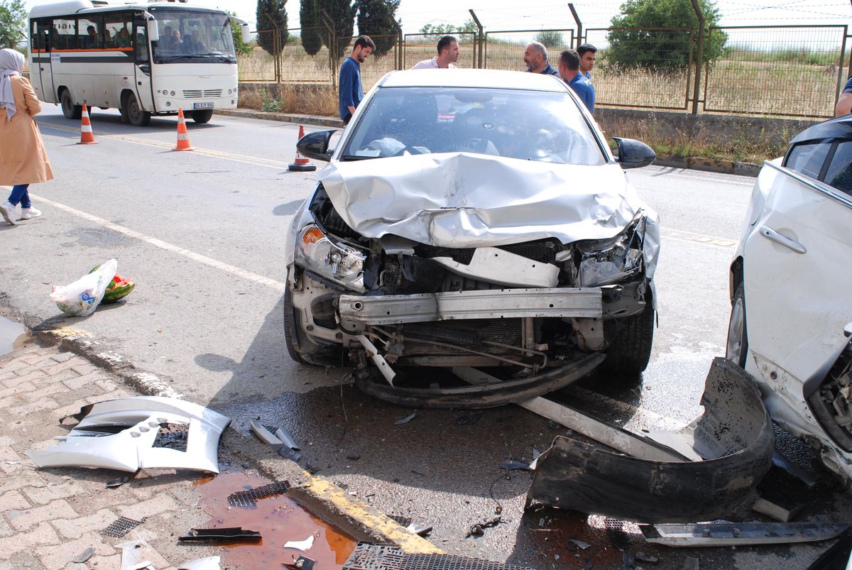 Tuzla'da iki otomobilin çarpışması sonucu 2 kişi yaralandı