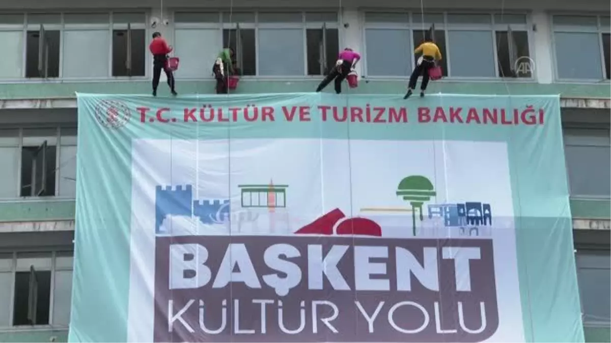 'Uçan ressamlar' 35 metre yükseklikte resim yaparak dans etti