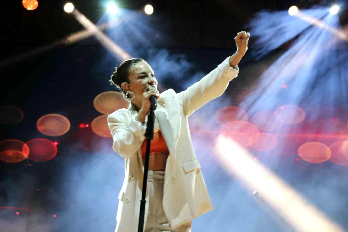 Ünlü şarkıcı Fatma Turgut Safranbolu\'da sahne aldı