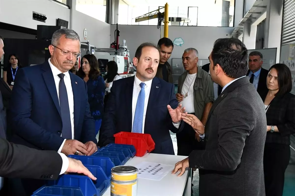 Vali Pehlivan, Model Fabrika ve İnovasyon Merkezinde incelemelerde bulundu