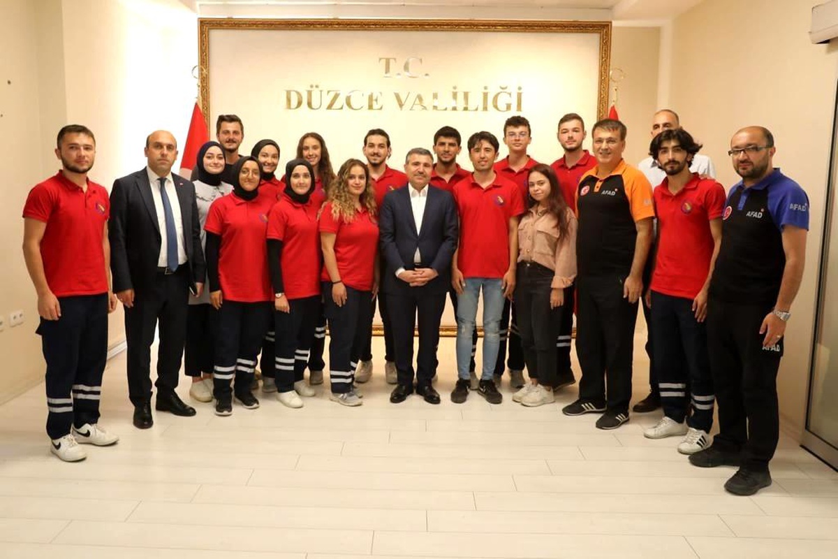 Yarışmaya katılan gençlerle Vali Atay buluştu