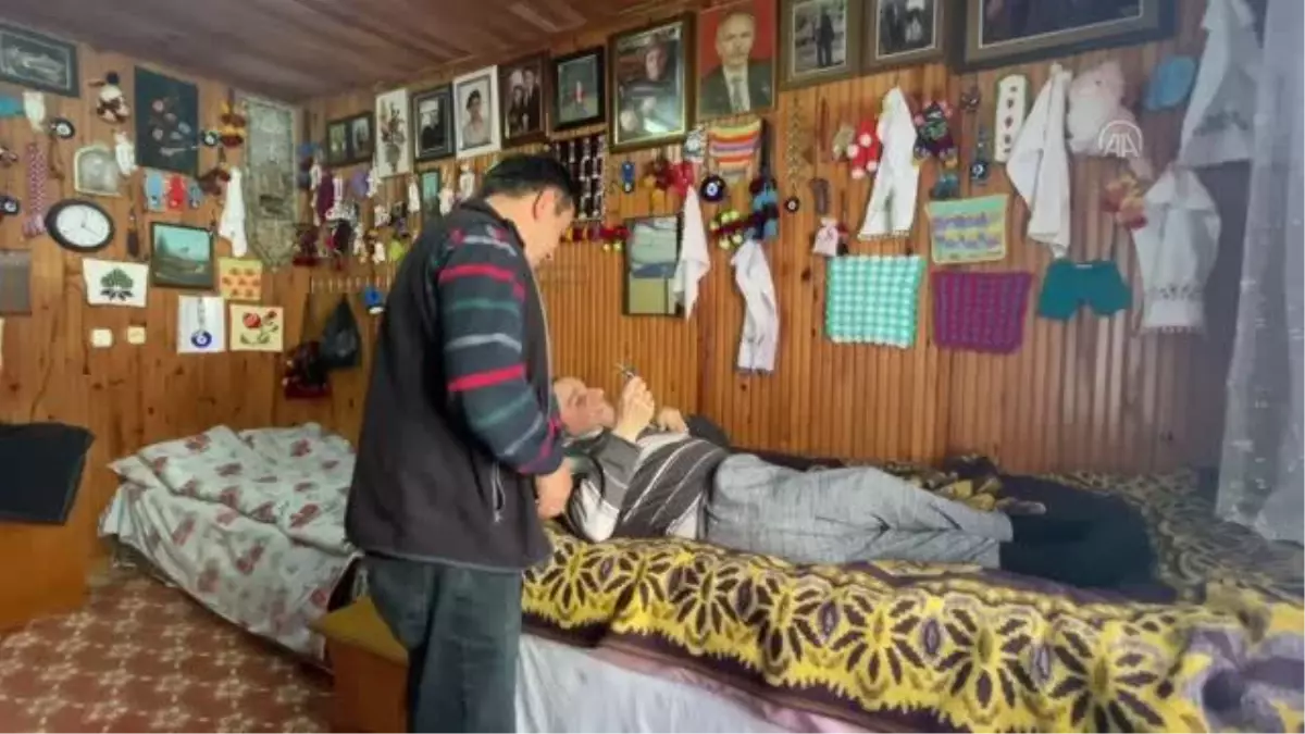 Yatağa bağımlı Bilgin'in odasını hediyelik eşyalar süslüyor