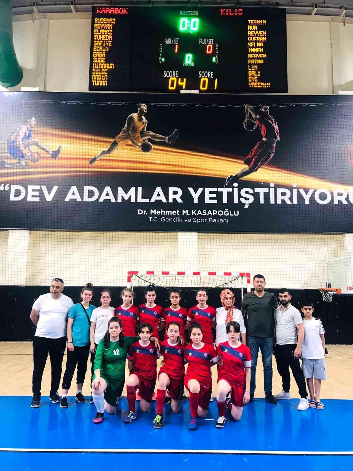 Yenişehir Atatürk Ortaokulu Yıldız Kızlar Futsal Turnuvası\'nda finalde