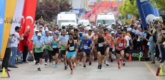 Van Büyükşehir Belediyesi '1. Van Denizi Yarı Maratonu' koşusu yapıldı